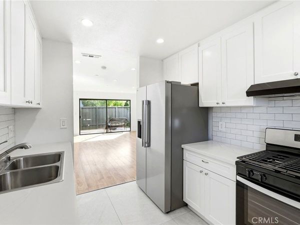 11311 Tampa Avenue, Unit 21, Porter Ranch, CA 91326