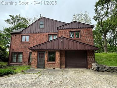 109 W Kennett Road, Pontiac, MI 48340