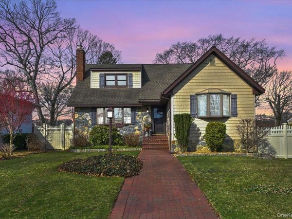 2 Oak Place , Massapequa, NY 11758