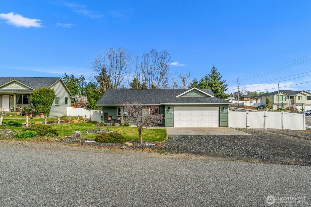 1989 4th St Se, East Wenatchee, WA 98802 Main Photo