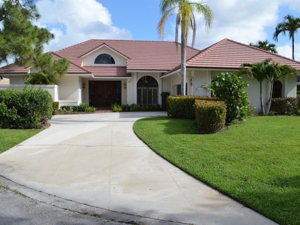 4 Lochwick Road, Palm Beach Gardens, FL 33418