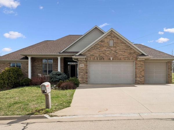 2300 Antler Ridge Drive, Dubuque, IA 52002