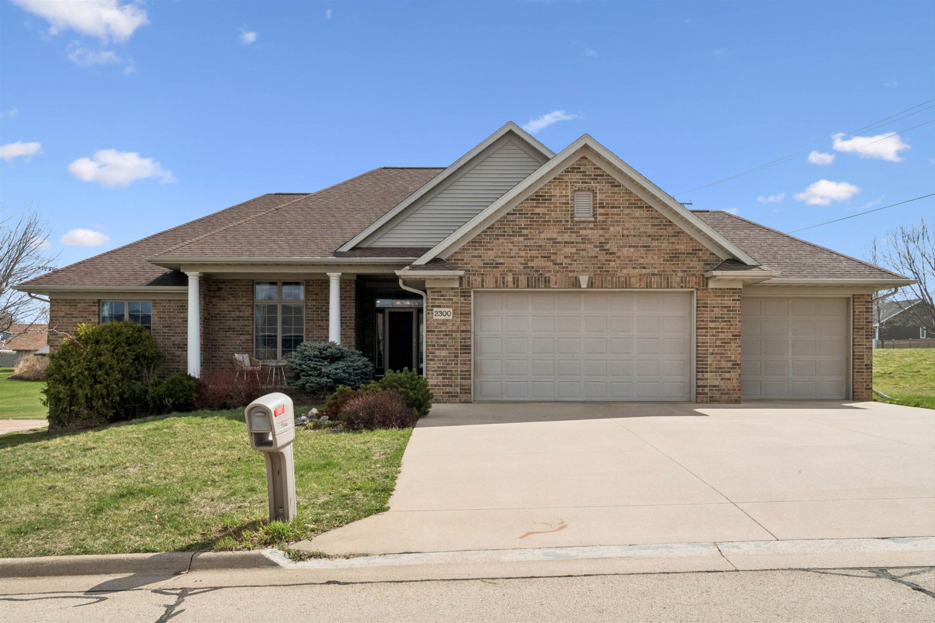 2300 Antler Ridge Drive, Dubuque, IA 52002 Main Photo