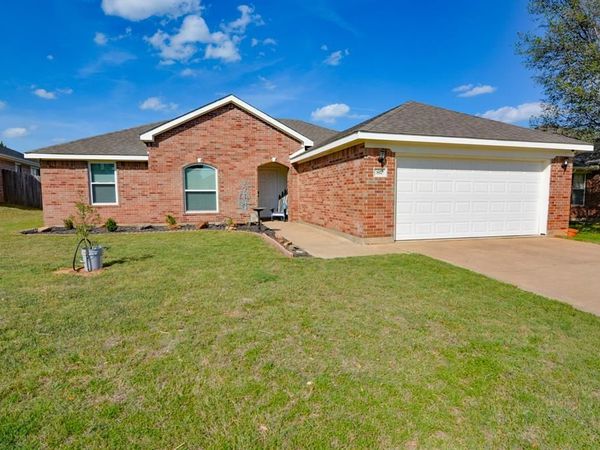 817 Wandering Court, Granbury, TX 76049