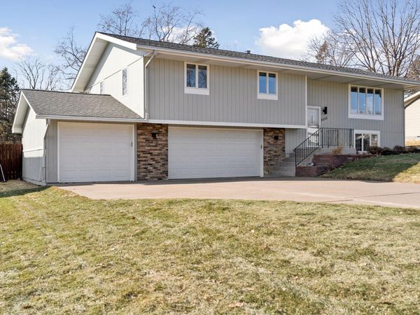 2555 Aladdin Street, Roseville, MN 55113