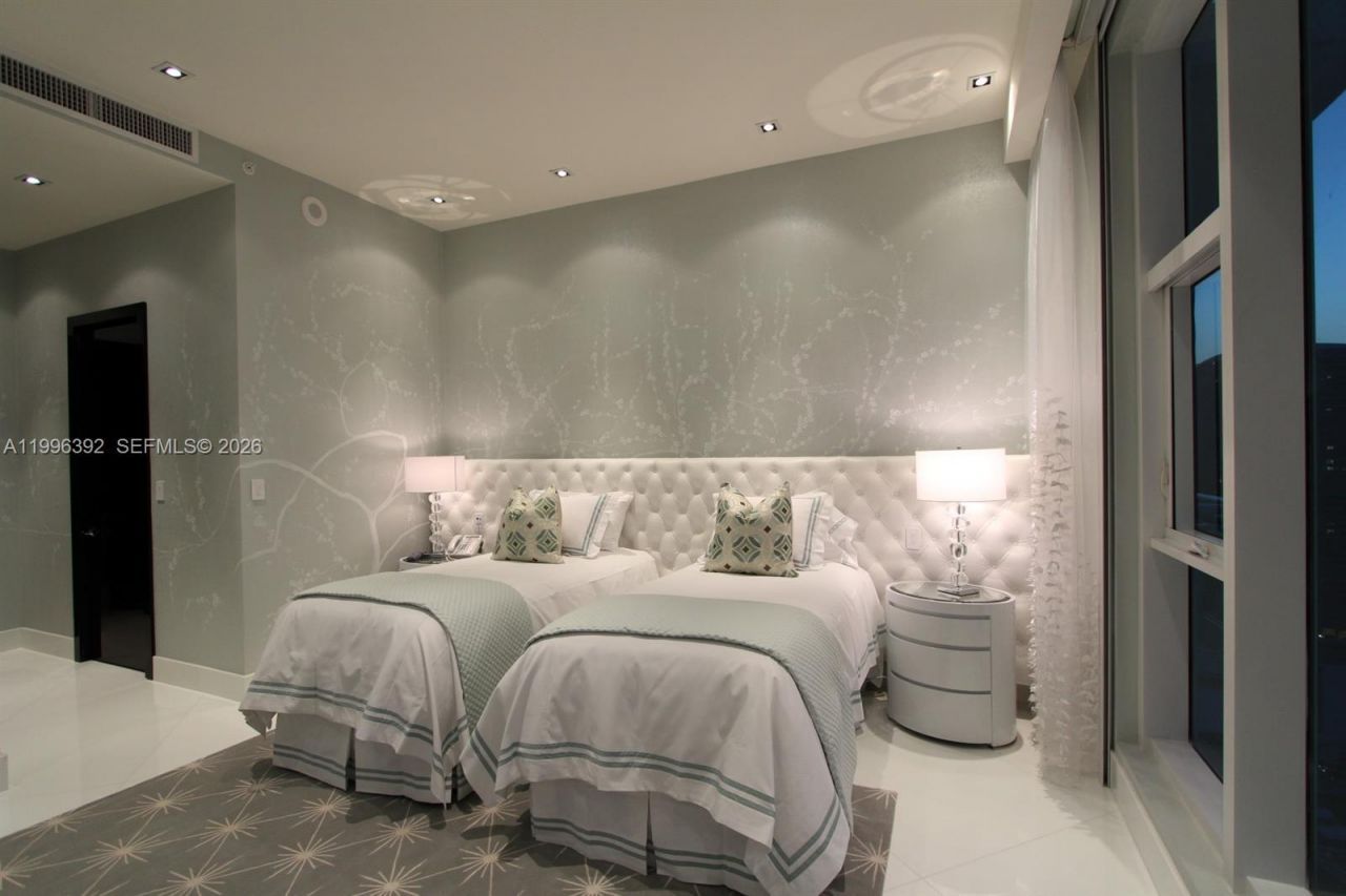 900 Brickell Key Blvd, Unit PH3403, Miami, FL 33131 Photo