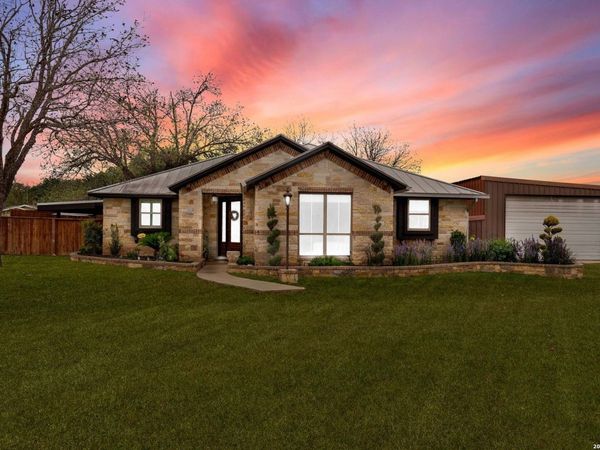 768 County Road 664, Devine, TX 78016