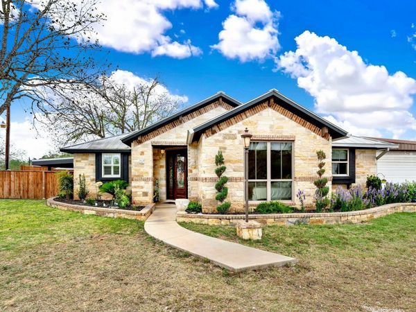 768 County Road 664, Devine, TX 78016