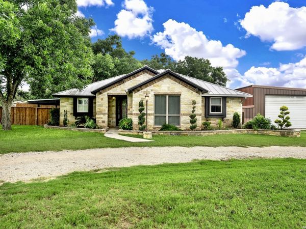 768 County Road 664, Devine, TX 78016