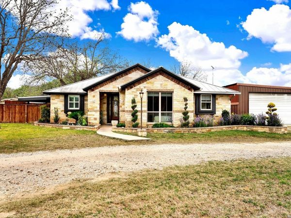 768 County Road 664, Devine, TX 78016