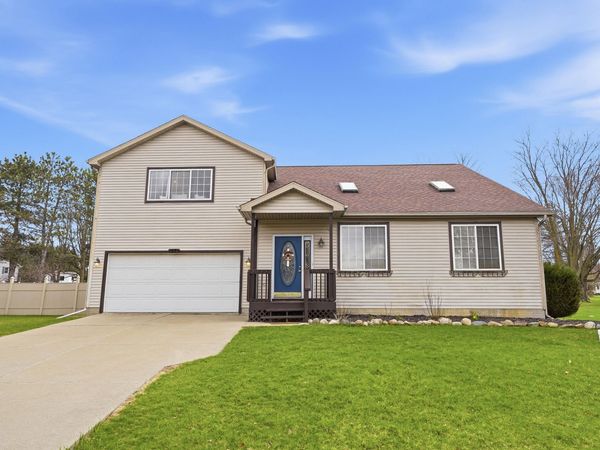 1223 Lori Lane, Fenton, MI 48430