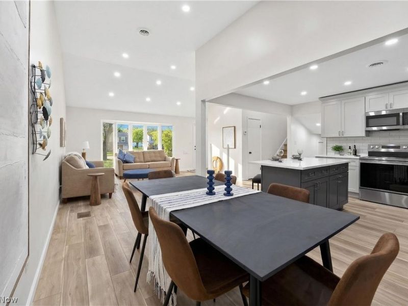 6151 Sherwood Drive, North Olmsted, OH 44070 Photo 10