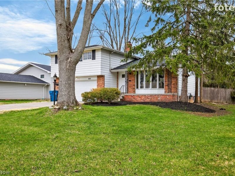 6151 Sherwood Drive, North Olmsted, OH 44070 Photo 2