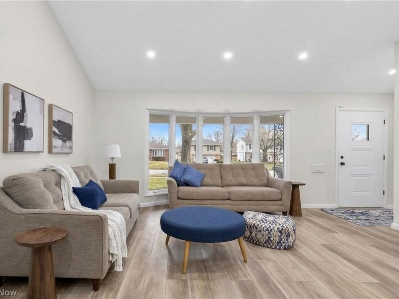 6151 Sherwood Drive, North Olmsted, OH 44070 Photo 5