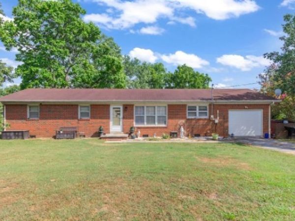 302 Stewart St , Tullahoma, TN 37388