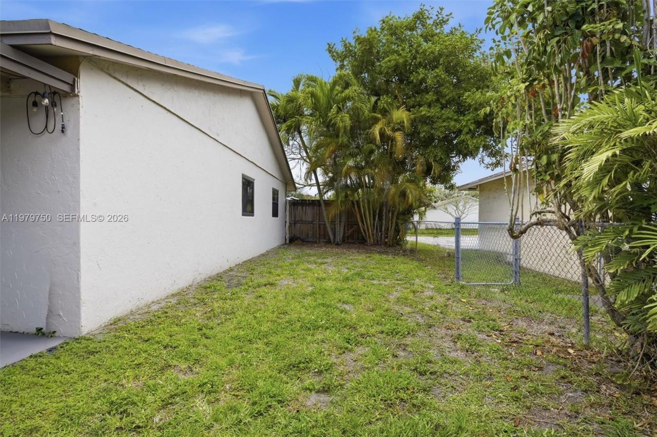 720 SW 81 Ter, North Lauderdale, FL 33068 Photo