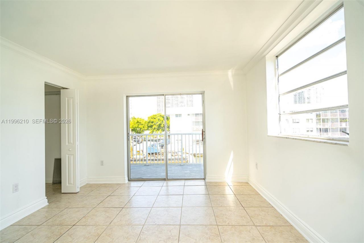 3527 NE 168th St , Unit 301, North Miami Beach, FL 33160 Photo