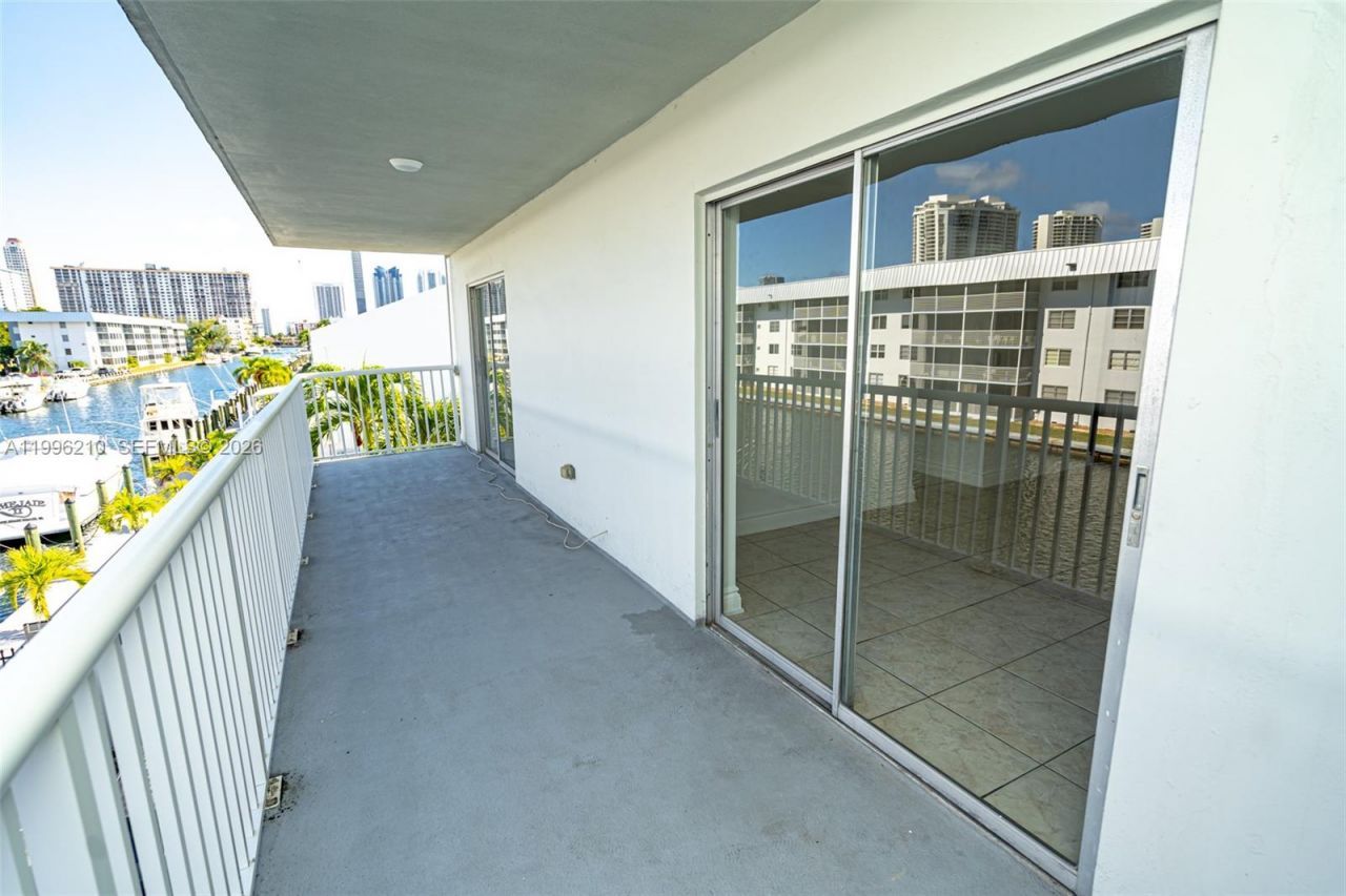 3527 NE 168th St , Unit 301, North Miami Beach, FL 33160 Photo