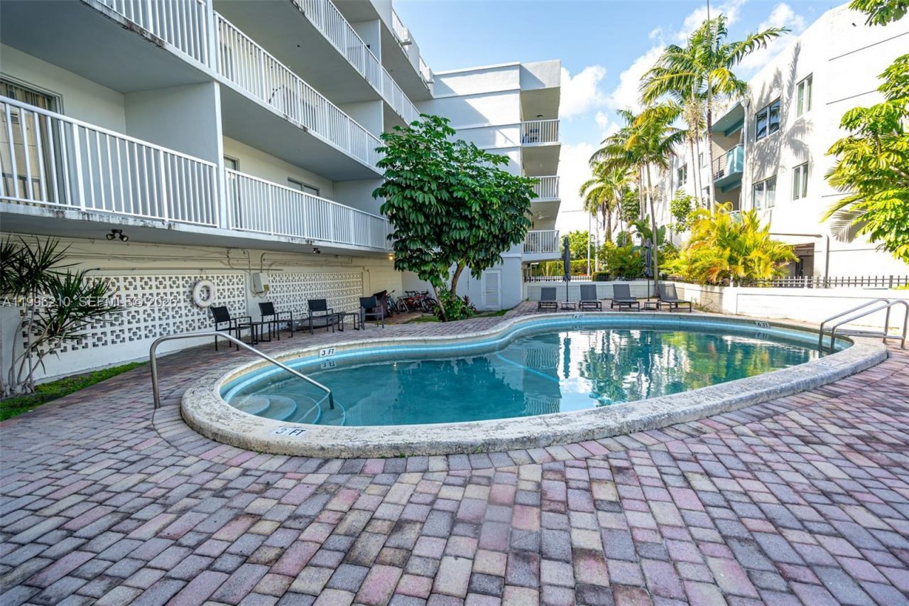3527 NE 168th St , Unit 301, North Miami Beach, FL 33160 Photo
