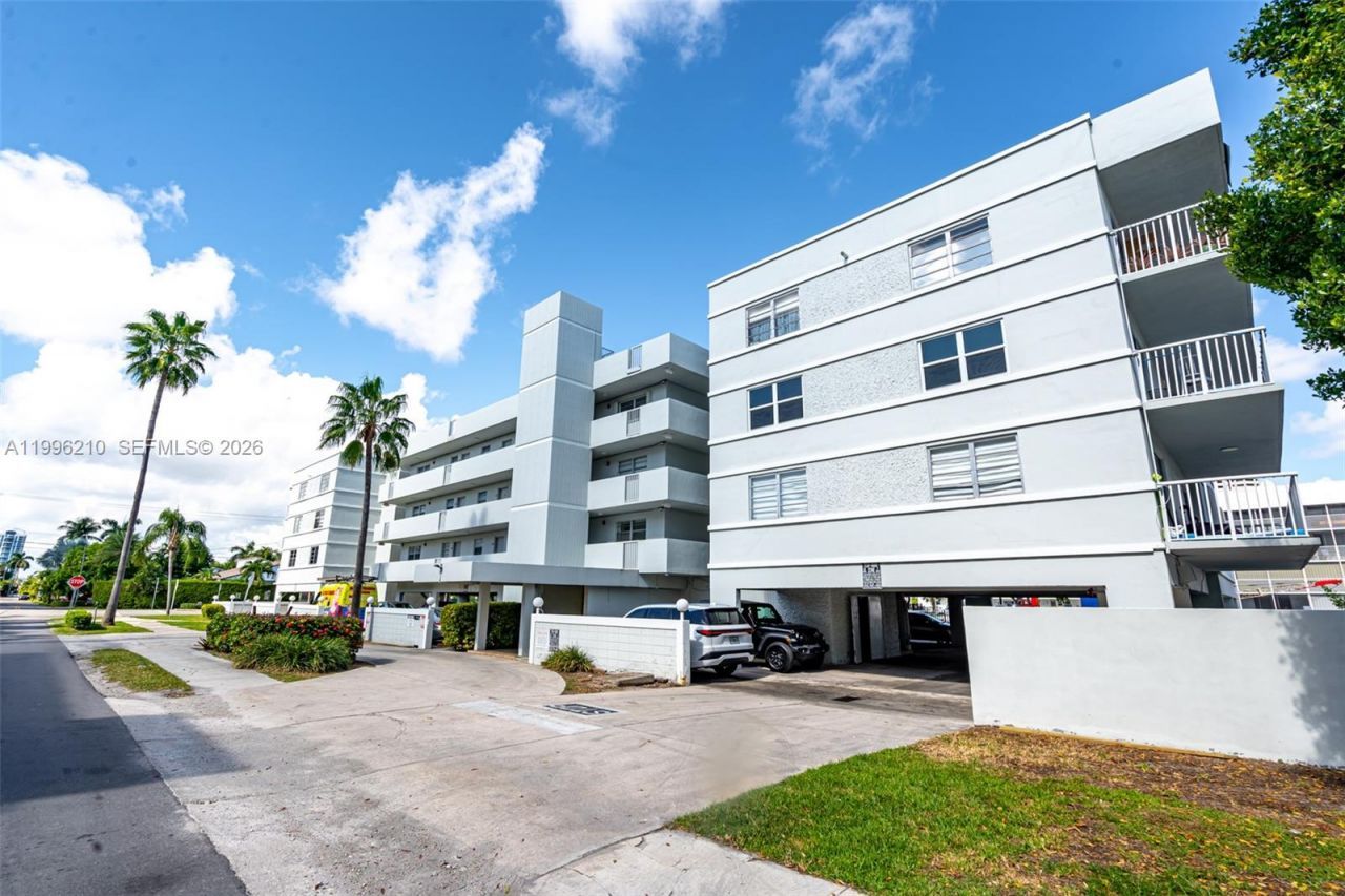 3527 NE 168th St , Unit 301, North Miami Beach, FL 33160 Photo