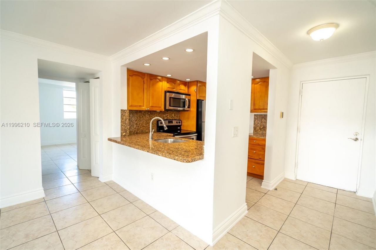 3527 NE 168th St , Unit 301, North Miami Beach, FL 33160 Photo