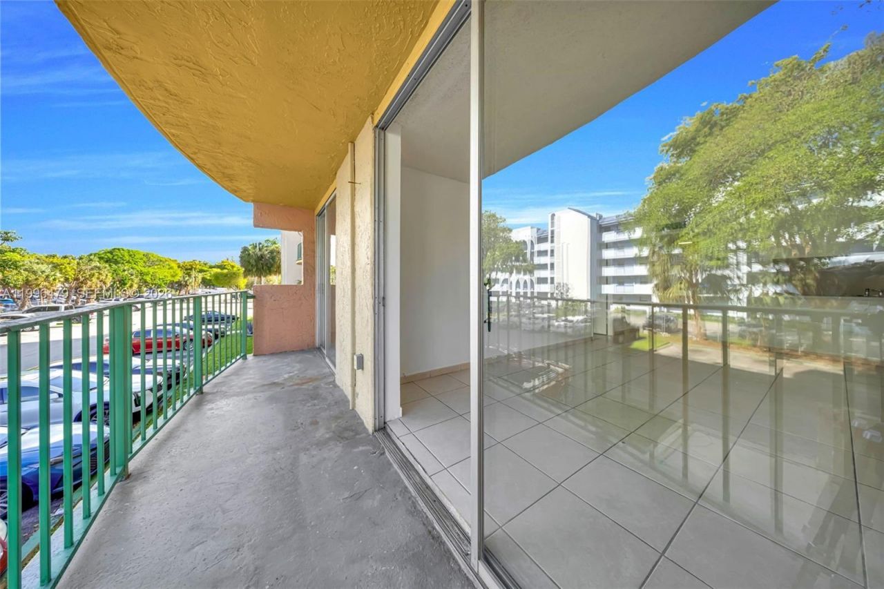 9360 Fontainebleau Blvd, Unit 208, Miami, FL 33172 Photo