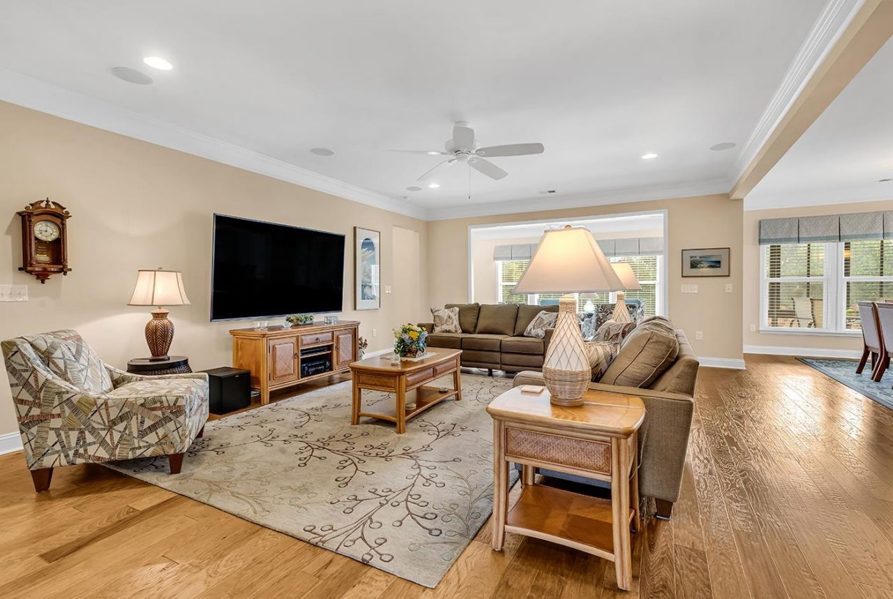 6089 Trieste St. Photo 4