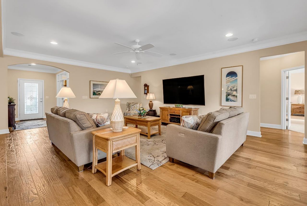 6089 Trieste St. Photo 5