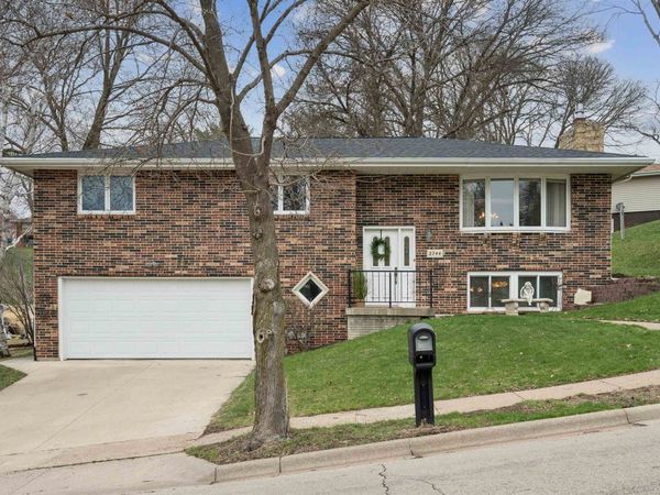 2744 Meadow Wood Drive, Dubuque, IA 52001