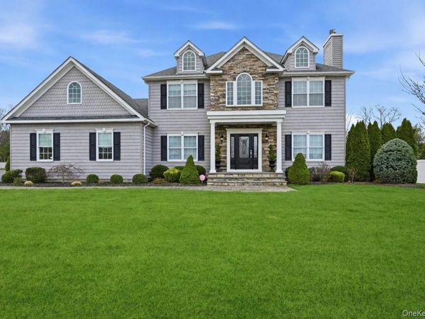 14 Southview Circle, Lake Grove, NY 11755