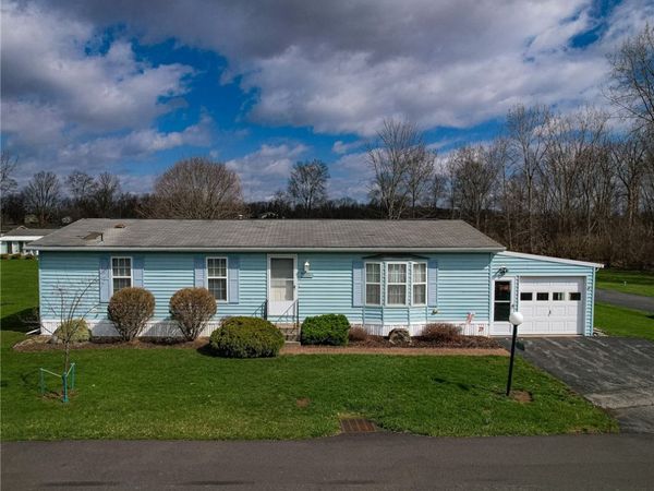 92 Woodside DR. Drive , Bergen, NY 14416