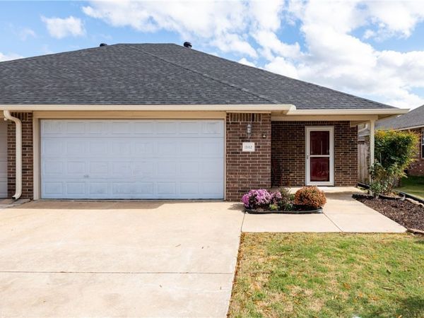 1582 Willowbrook Drive, Fayetteville, AR 72703