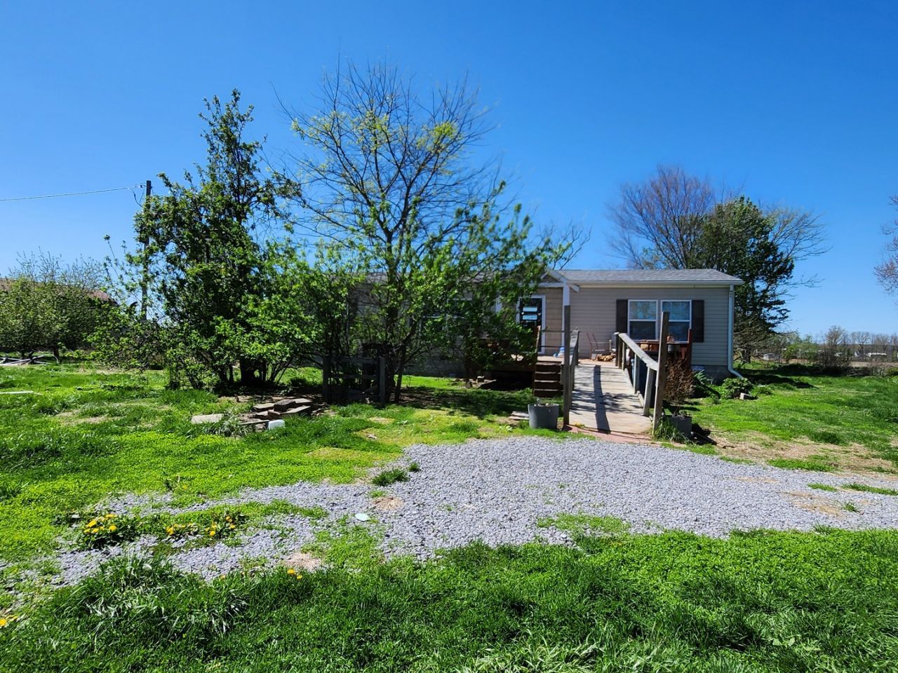 1524 County Road 1800 N , Dahlgren, IL 62828