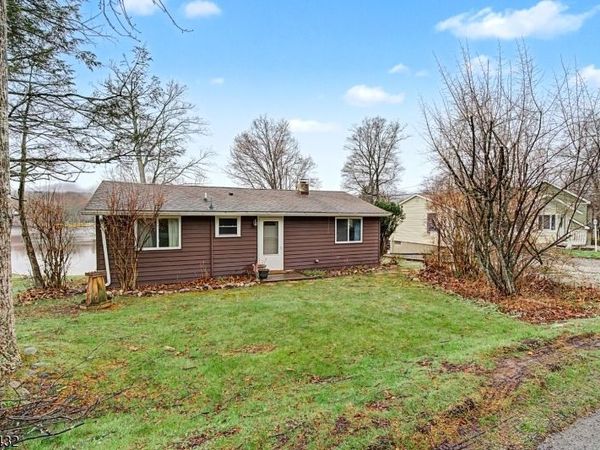 40 E Shore Dr, Hampton, NJ 07860