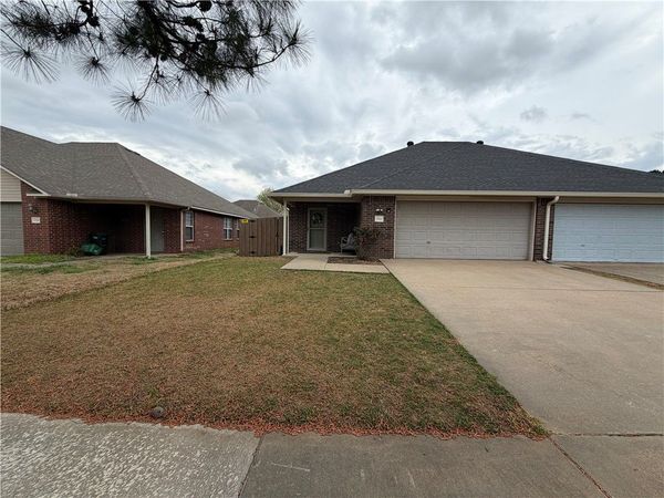 1584 N Willowbrook Drive, Fayetteville, AR 72703