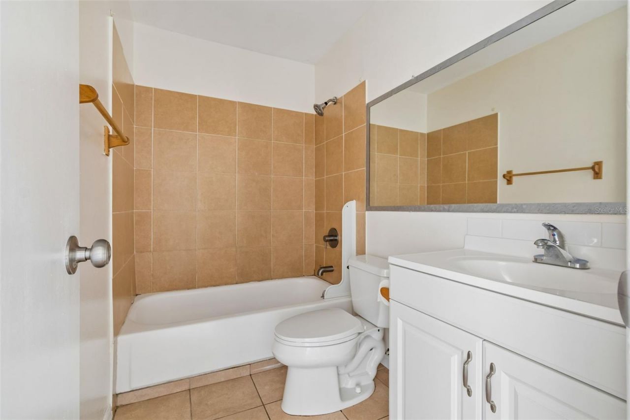 2725 Hidden Lake Boulevard, Unit C, Sarasota, FL 34237 Photo
