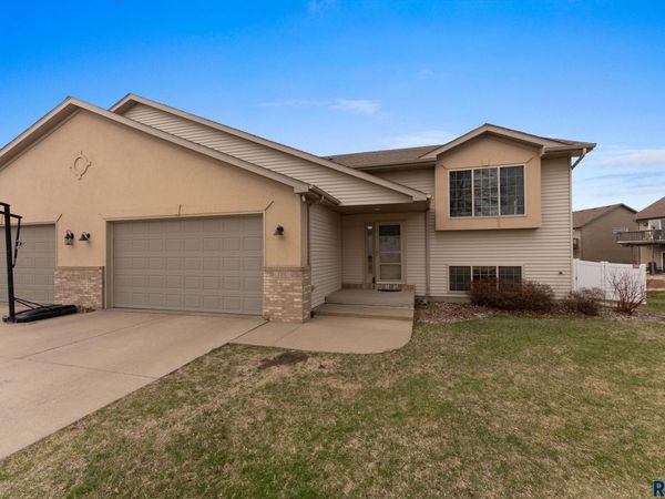 7501 S Peregrine Pl, Sioux Falls, SD 57108
