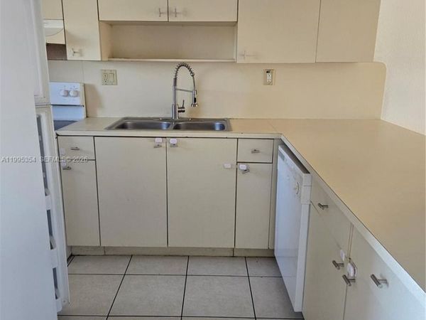 8425 NW 8th St, Unit 409, Miami, FL 33126