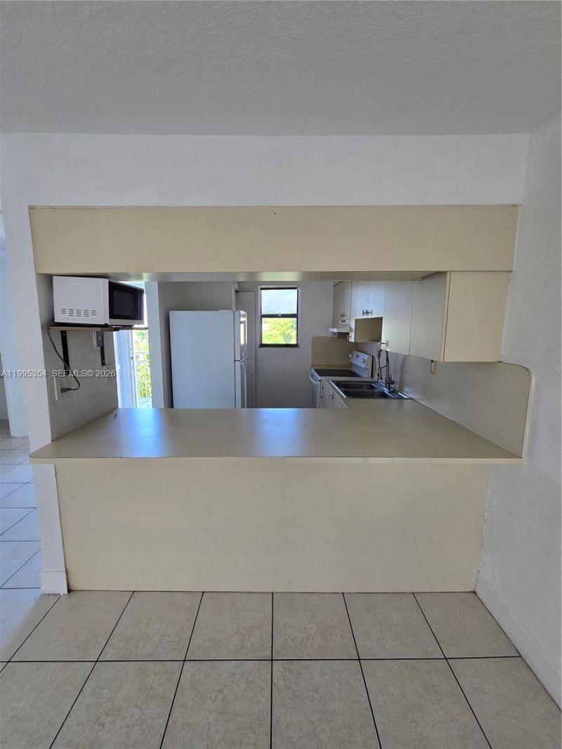 8425 NW 8th St, Unit 409, Miami, FL 33126 Photo