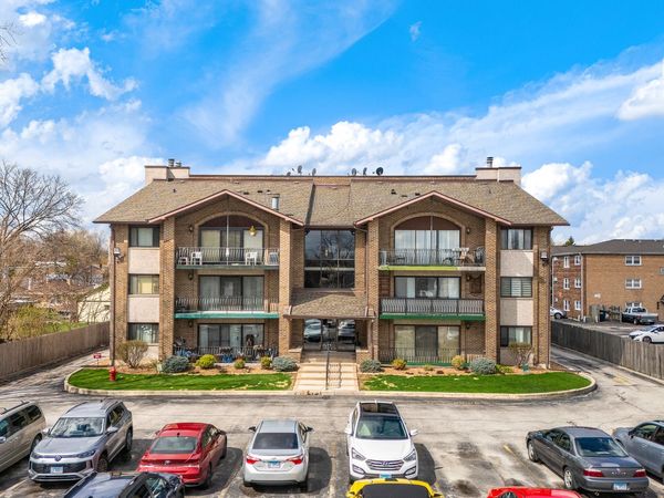 9051 S Roberts Road , Unit 211, Hickory Hills, IL 60457