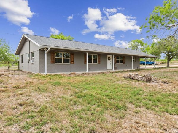 748 Fm 2102, Kenedy, TX 78119