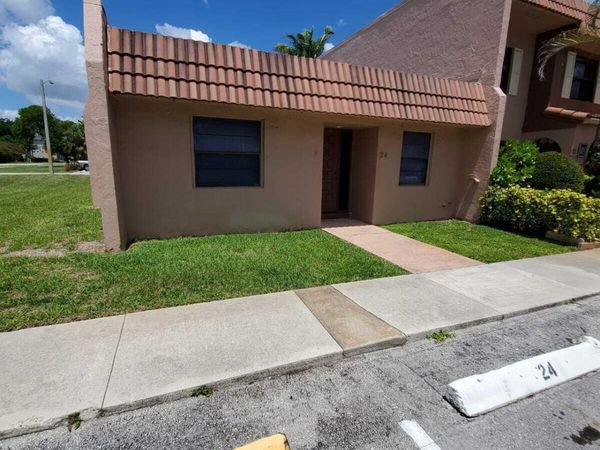24 Laredo Place, Davie, FL 33324