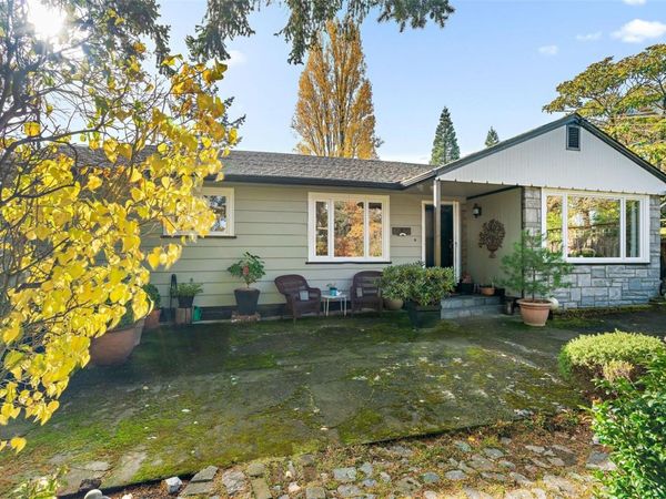 943 Selkirk Ave, Esquimalt, BC V9A 2V2