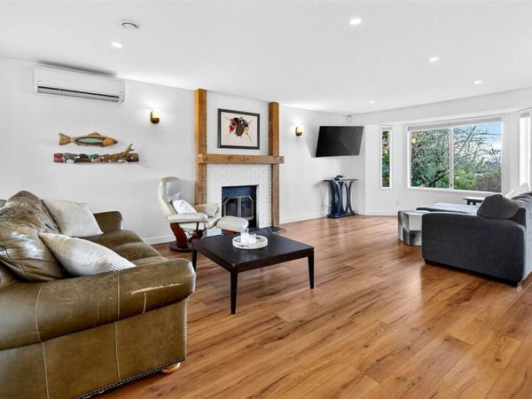 3990 Bow Rd , Saanich, BC V8N 3B1