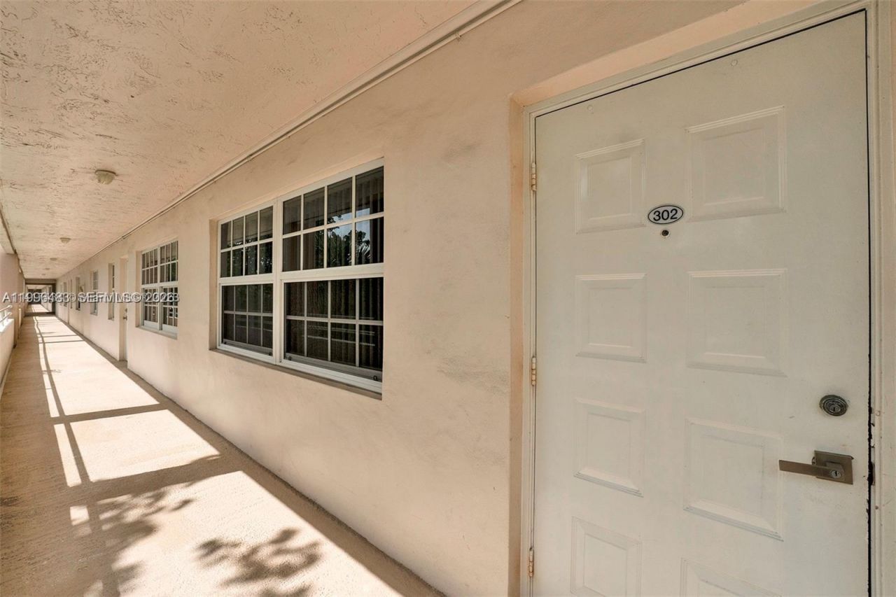 3970 Oaks Clubhouse Dr , Unit 302, Pompano Beach, FL 33069 Photo