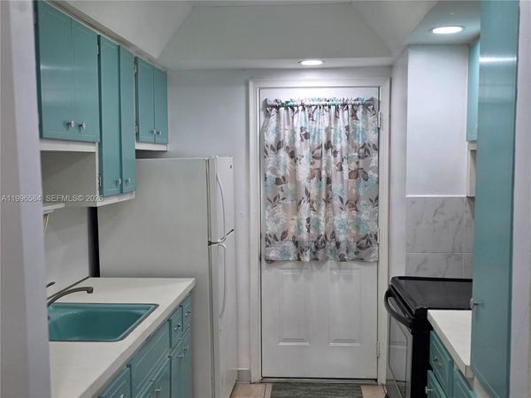 300 NE 191st St, Unit 218, Miami, FL 33179