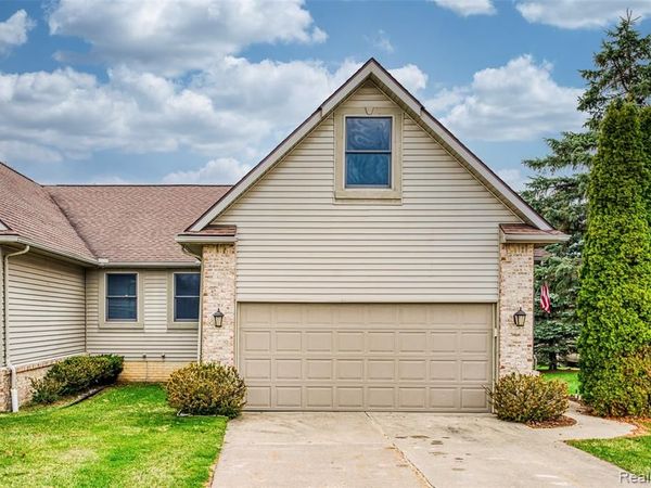 216 Canterbury Court, Linden, MI 48451