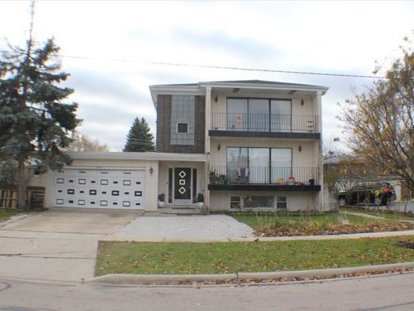 16W611 56th Street, Unit 1, Clarendon Hills, IL 60514