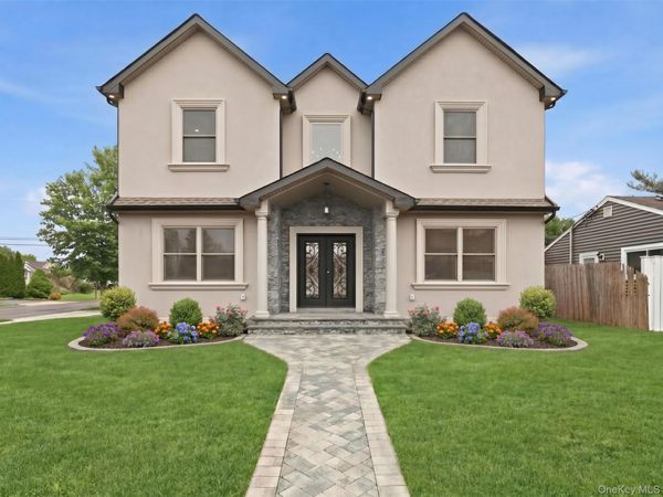 2 Griffin Lane, Syosset, NY 11791