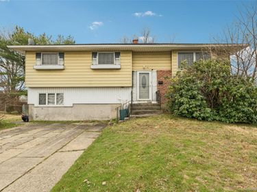 40 Bowling Lane, Deer Park, NY 11729